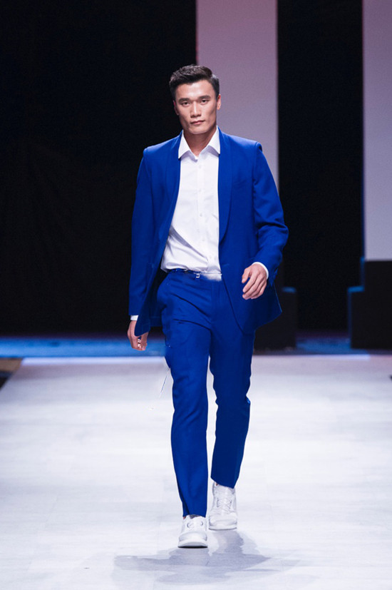 Thời gian qua, nhiều dân mạng nhắc đến màn catwalk của Bùi Tiến Dũng U23 Việt Nam trên sàn diễn thời. Dù có những bước đi gượng gạo tuy nhiên thủ môn này vẫn nhận được sự thông cảm của NHM bởi đây là lần đầu chàng trai này làm lên sàn trình diễn.