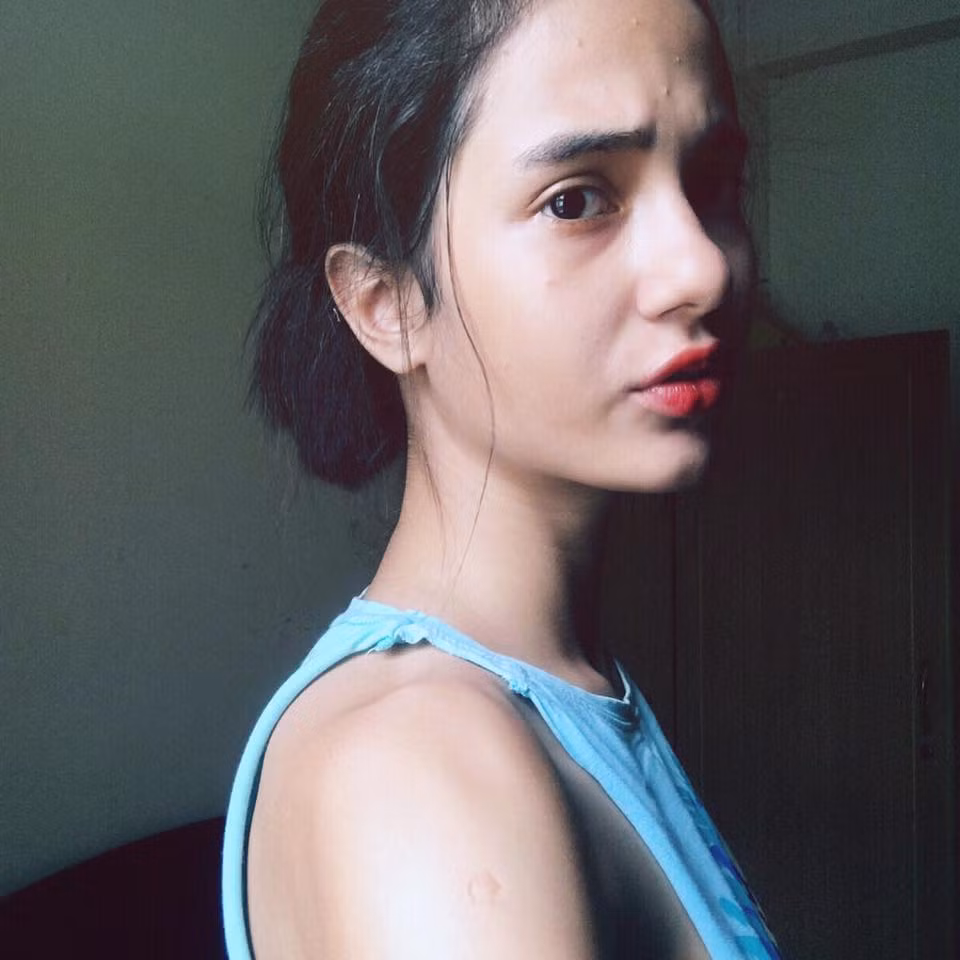 Mới đây, những hình ảnh của Emma Lê được phát tán rộng rãi hơn khi được nhiều fanpage "sưu tầm" hot girl lai chia sẻ. Bên cạnh đó không thiếu những lời khen ngợi từ cư dân mạng dành cho vẻ đẹp lai Việt - Tây Ban Nha của cô bạn này.