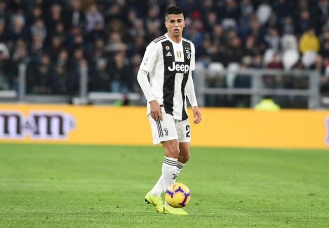 Chuyển nhượng cầu thủ từ Record, Man City sắp hoàn tất việc chiêu mộ tuyển thủ Bồ Đào Nha với mức giá 52,9 triệu bảng. Đây được xem là sự bổ sung nhằm giảm tải sức ép cho Kyle Walker, cầu thủ trụ cột bên hành lang phải của The Citizens.