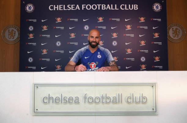 Chỉ một ngày sau khi Pulisic ra mắt, Chelsea tiếp tục đón nhận thêm tin vui về mặt nhân sự khi Willy Caballero quyết định ký kết hợp đồng gia hạn thêm một năm. Caballero sẽ ở lại và thi đấu cho Chelsea trong mùa giải 2019/20.