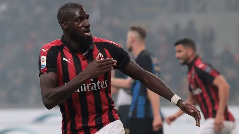 Chelsea sắp bước vào 2 kì chuyển nhượng không được phép mua sắm. Tuy nhiên, The Blues không phải lo lắng vì AC Milan đã sẵn sàng cung cấp cho họ 1 “tân binh” chất lượng mang tên Tiemoue Bakayoko.