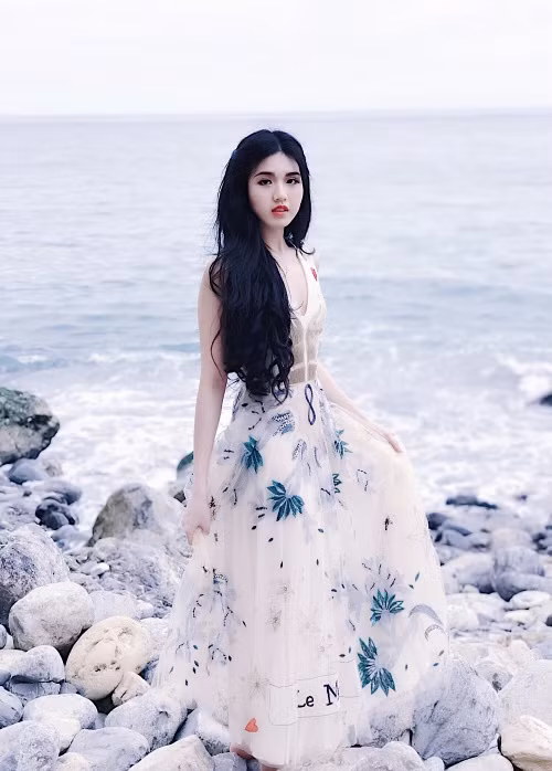 Với Tiểu Giang, thời trang có lẽ là cuộc sống cô rất thích xem những show thời trang quốc tế và xem hình ảnh của hot trên instagram để học hỏi. Cô không theo đuổi một phong cách nhất định cho bản thân mà thường xuyên thay đổi để làm mới chính mình.