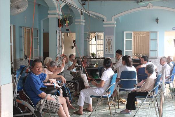 Còn nickname Tuấn Anh cho biết: ""Nhìn mấy cụ vui, mà mấy đứa cháu đang đọc bài cũng vui. Cuộc đời có bao lâu, miễn sao vui vẻ sống trọn kiếp người là mãn nguyện rồi. Mong mấy cụ sức khỏe dồi dào".