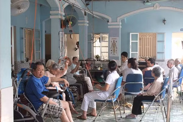 Còn nickname Tuấn Anh cho biết: ""Nhìn mấy cụ vui, mà mấy đứa cháu đang đọc bài cũng vui. Cuộc đời có bao lâu, miễn sao vui vẻ sống trọn kiếp người là mãn nguyện rồi. Mong mấy cụ sức khỏe dồi dào".