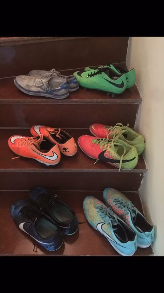 Thế mới thấy, ai cũng có những niềm đam mê riêng mà đã là sở thích thì có ngại gì mua sắm. Hội chị em thì có sở thích quần áo, son phấn còn các anh em thì mê giày hay quần áo bóng đá.