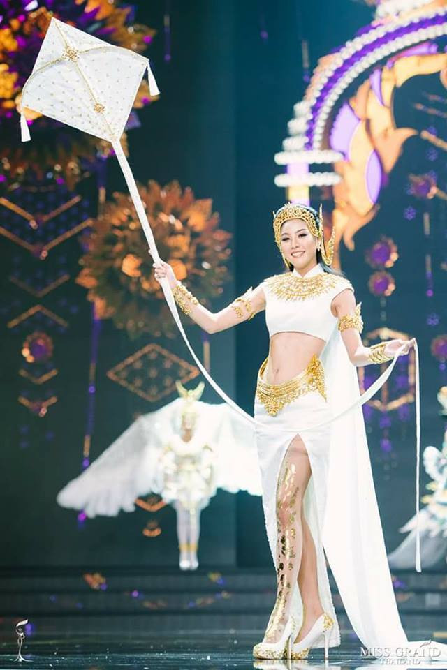 Trong cuộc thi hoa hậu Thái Lan, các thí sinh chọn những trang phục khá lạ mắt, theo nhiều người nhận định, đây chẳng khác gì những bộ cánh từng xuất hiện trong những game nhập vai trên mạng.