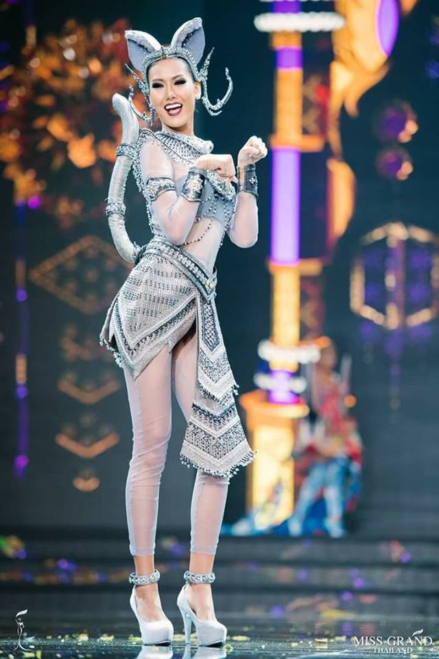 Không trang phục truyền thống, các thí sinh thi hoa hậu Thái Lan vào cuộc với những bộ cánh lạ mắt từ khủng long cho đến những chú chuột được cách điệu.
