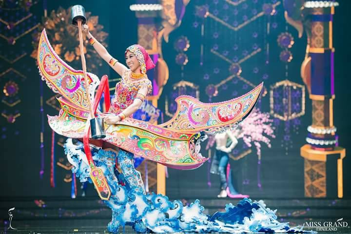 Bộ trang phục dự thi mang chủ đề chiếc thuyền ra khơi của một thí sinh dự thi Miss Grand Thailand.