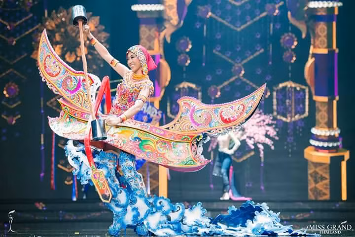 Bộ trang phục dự thi mang chủ đề chiếc thuyền ra khơi của một thí sinh dự thi Miss Grand Thailand.