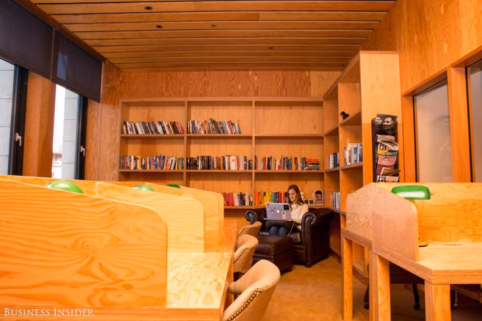 Nếu muốn một nơi đặc biệt yên tĩnh, nhân viên có thể tìm tới thư viện.