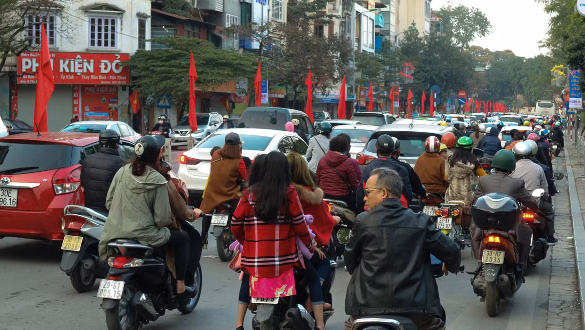 Bên cạnh tắc đường, nhiều người tham gia giao thông cũng vi phạm luật giao thông khi không đội mũ bảo hiểm.