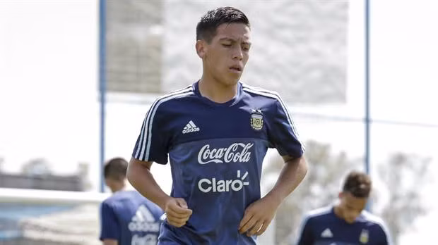 Ezequiel Barco dù chỉ mới 18 tuổi nhưng tài năng của cầu thủ này đã giúp anh có một suất đá chính trong đội hình U20 Argentina.