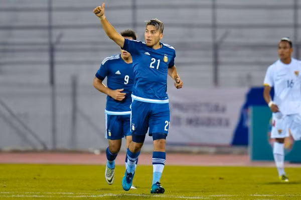 Trên hàng công U20 Argentina còn một cái tên nữa vô cùng đáng sợ đó là Marcelo Torres. Cầu thủ này có lợi thế về chiều cao với 1m80 và có khả năng không chiến cực tốt.