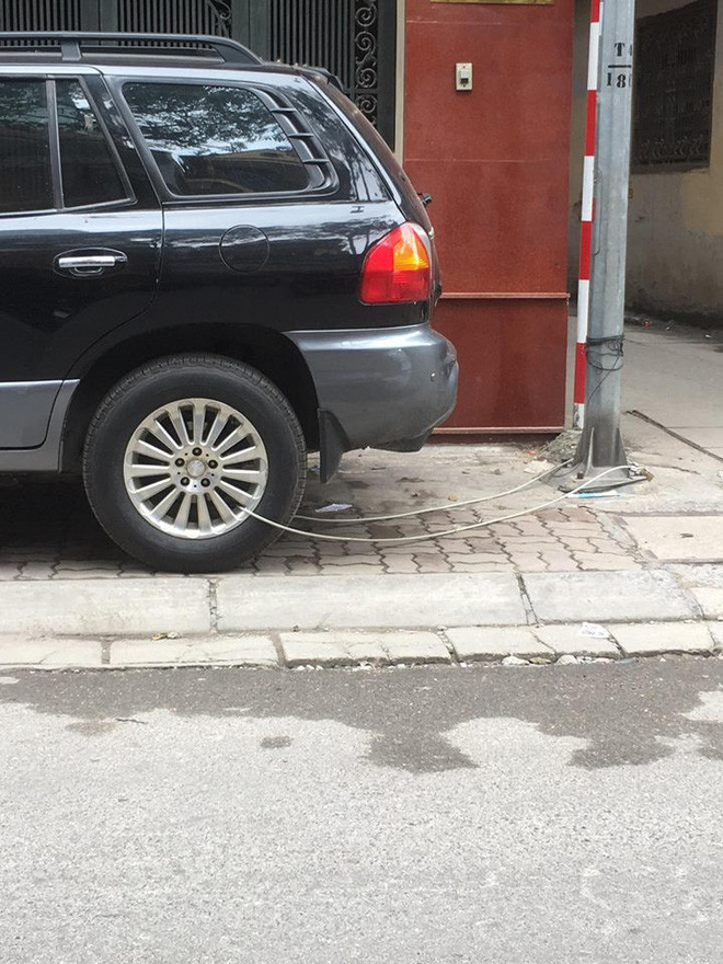 Đề phòng trộm cắp luôn được các chủ phương tiện ưu tiên hàng đầu bởi giá trị tài sản của họ không hề nhỏ nhất là đối với ô tô. Chính bởi vậy, nhiều người chủ xe đã nghĩ ra muôn vàn cách để chống trộm xe và dẫn đến hình ảnh siêu hài hước cho cộng đồng mạng.