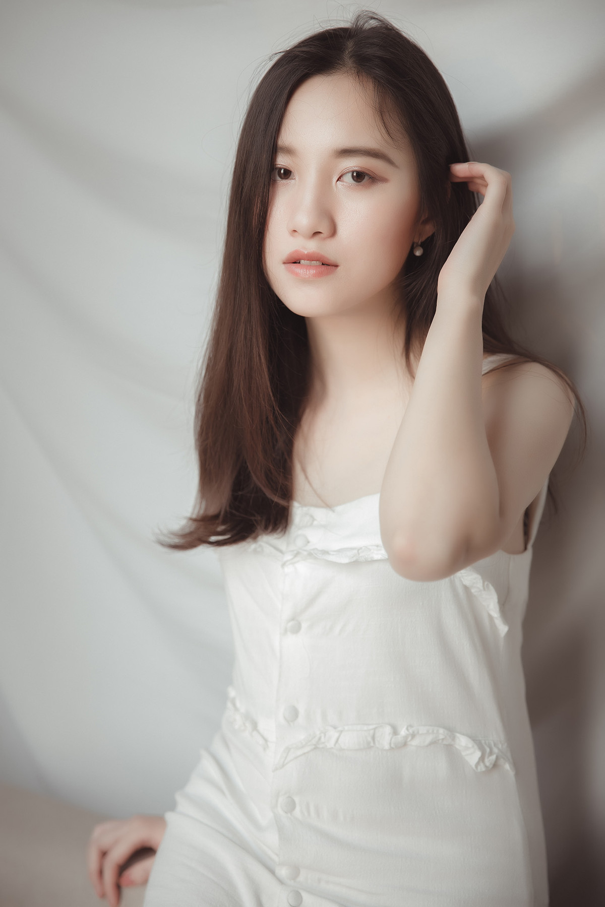 Theo nhiều người nhận xét, Ngọc Anh thuộc tuýp người con gái đại diện cho vẻ đẹp thuần khiết, mong manh. Thậm chí nhiều người còn cho rằng, nữ sinh 9X này không cần trang điểm, để mặt mộc xuống phố vẫn khiến vạn người "đứng tim".