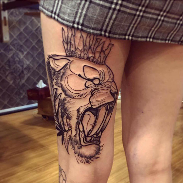 Để thỏa mãn đam mê xăm trổ của mình, Phụng nói dối mẹ là học spa. Cùng lúc này, vì quá yêu thích nên Phụng liên tục xăm thêm nhiều hình khác ở cánh tay còn lại và ở cổ.