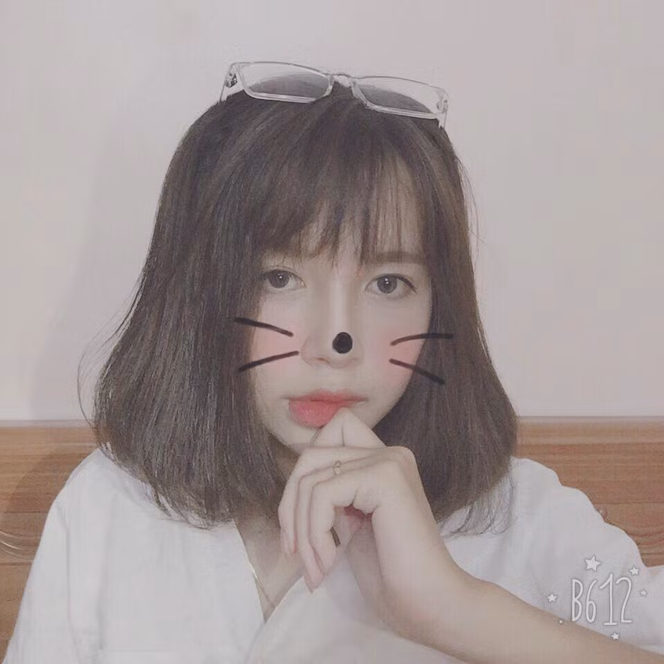 Hiện tại Thùy Trinh vẫn chưa có bạn trai và tiêu chuẩn của nữ sinh này là những anh chàng có chiều cao từ 1m80 trở lên, không cần phải quá đẹp trai. Bên cạnh đó, anh chàng cũng phải là người biết quan tâm, lo lắng và chia sẻ với người yêu mình.