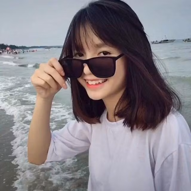 Mái tóc ngắn đến ngang vai có phần cá tính kết hợp với nhan sắc vô cùng ấn tượng đã làm cho Thùy Trinh vừa dễ thương lại vừa khác biệt.