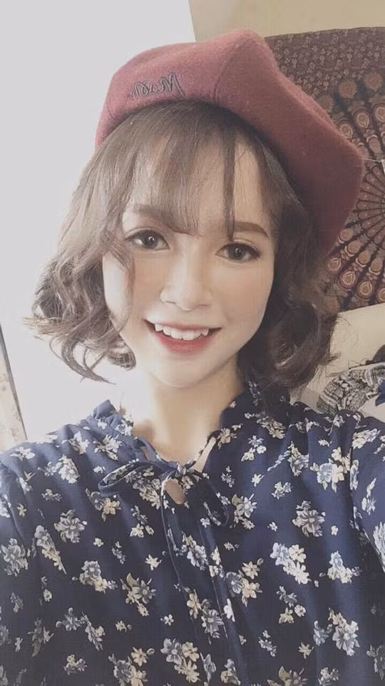 Nữ sinh 10X Quảng Ninh gây ấn tượng bằng nụ cười cực duyên đó là Lê Thùy Trinh hay còn được gọi với biệt danh Cún, hiện là học sinh của một trường trung học phổ thông ở TP Móng Cái, Quảng Ninh.