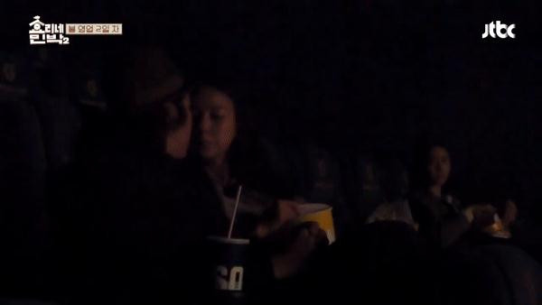 Tuy nhiên, hành vi "diễn cảnh nóng" nơi rạp chiếu phim của cặp đôi trên vẫn nhận không ít gạch đá từ cộng đồng mạng.