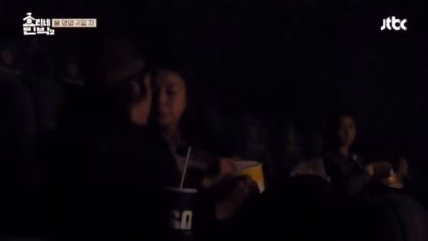 Tuy nhiên, hành vi "diễn cảnh nóng" nơi rạp chiếu phim của cặp đôi trên vẫn nhận không ít gạch đá từ cộng đồng mạng.