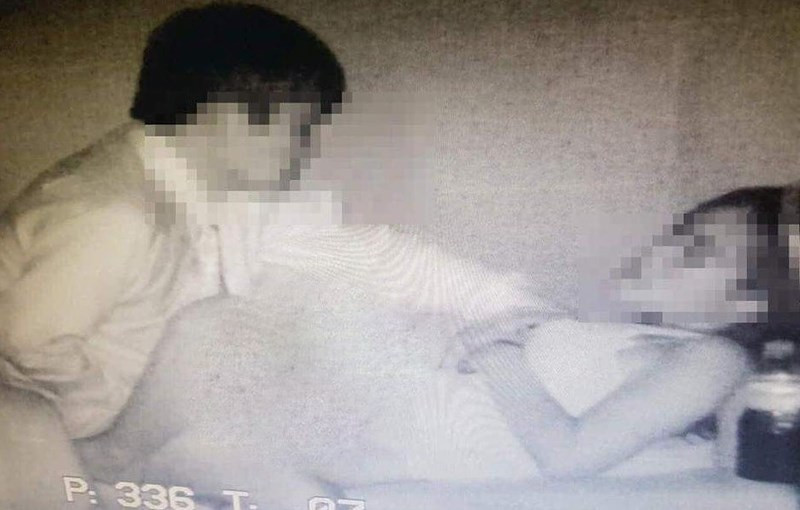 Theo những gì mà camera an ninh rạp chiếu phim quay lại, cho thấy rạp chiếu phim khá đông, các hàng ghế đều kín khán giả và hầu như không ai chú ý đến hành vi của đôi trai gái. Đặc biệt, gương mặt của cô gái trong bức ảnh bị lộ khá rõ do tư thế nằm ngửa.