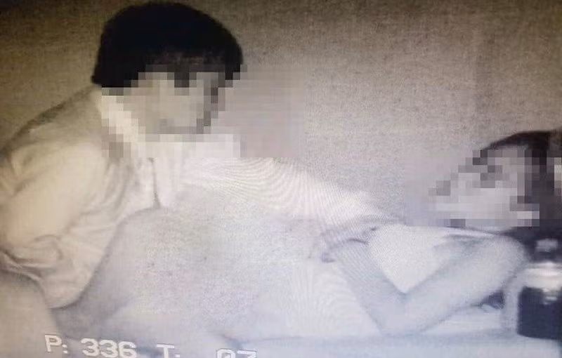 Theo những gì mà camera an ninh rạp chiếu phim quay lại, cho thấy rạp chiếu phim khá đông, các hàng ghế đều kín khán giả và hầu như không ai chú ý đến hành vi của đôi trai gái. Đặc biệt, gương mặt của cô gái trong bức ảnh bị lộ khá rõ do tư thế nằm ngửa.