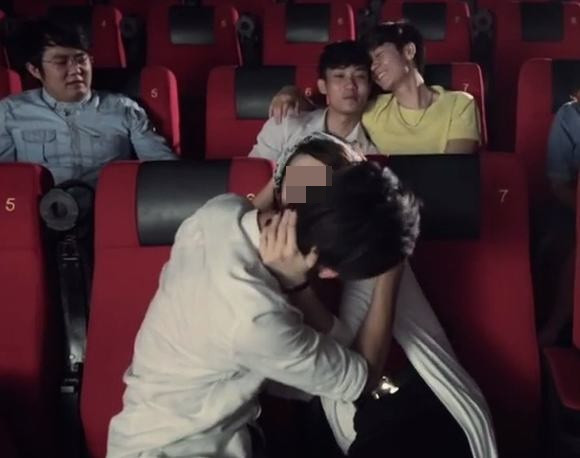 Phía rạp chiếu phim trên đồng thời cũng khẳng định sẽ xử lý sự việc trên theo quy định của pháp luật Việt Nam đã ban hành. Họ tỏ thái độ sẵn sàng hợp tác để hỗ trợ khách hàng và phối hợp với các bên có liên quan để giải quyết vấn đề khi cần thiết