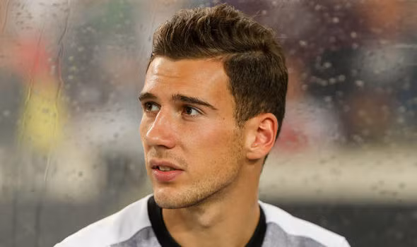 Barcelona chiếm ưu thế trong cuộc đua giành Goretzka: Theo thông tin chuyển nhượng cầu thủ từ giới truyền thông xứ sở bò tót cho hay, BLĐ Barcelona đang rất tự tin sẽ có được sự phục vụ của tiền vệ người Đức - Leon Goretzka với mức giá rẻ ở kỳ chuyển nhượng mùa đông tới đây.