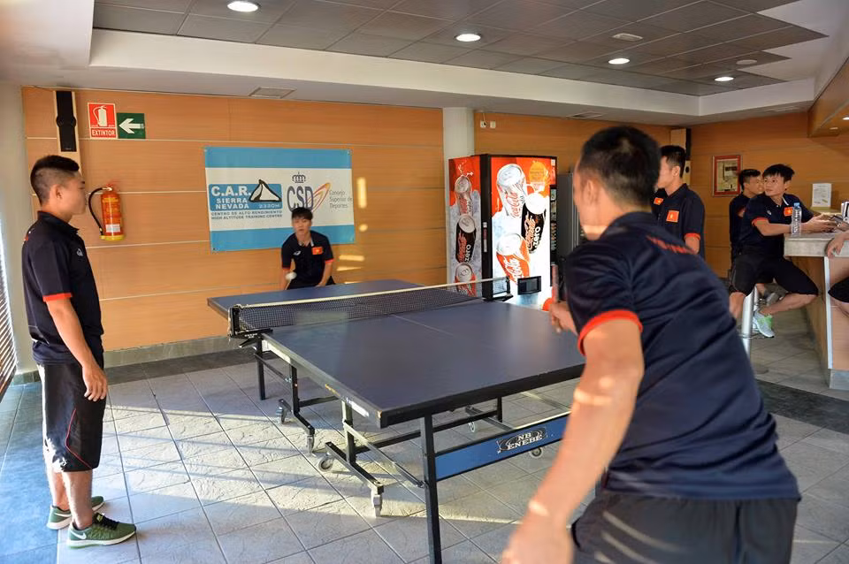 Bên cạnh bi-a, một số tuyển thủ khác cũng dành thời gian cho môn bóng bàn. Những đường bóng đẹp được các đồng đội liên tục tán thưởng bằng những tràng pháo tay.