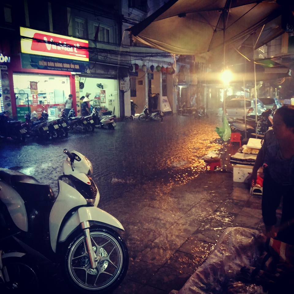 Không chỉ là một cơn mưa giông đơn thuần, trận mưa này đã biến đường phố Hà Nội thành sông với những điểm úng ngập. Tận dụng cơ hội này, trên mạng xã hội, cộng đồng mạng đã cập nhật tình hình tại khu vực mình đang sống.