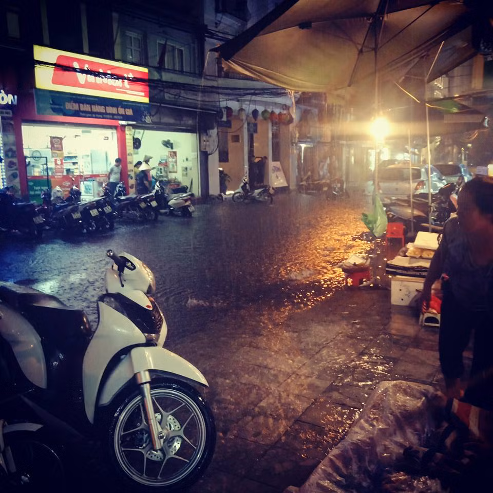 Không chỉ là một cơn mưa giông đơn thuần, trận mưa này đã biến đường phố Hà Nội thành sông với những điểm úng ngập. Tận dụng cơ hội này, trên mạng xã hội, cộng đồng mạng đã cập nhật tình hình tại khu vực mình đang sống.