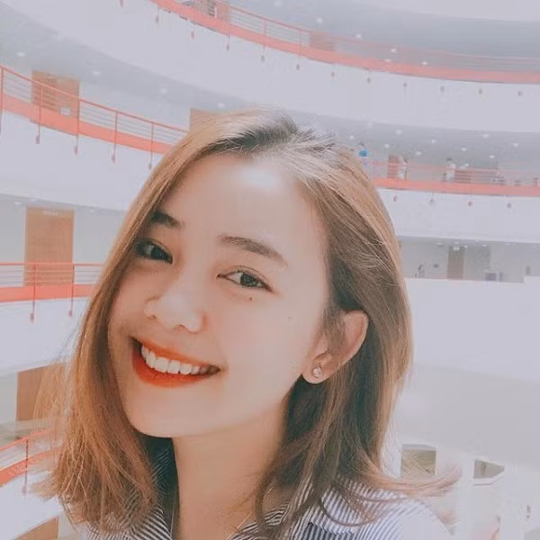 Còn nhớ khi mới xuất hiện trong cuộc thi ảnh online của trường THPT Huỳnh Thúc Kháng, Quỳnh Chi trở nên vô cùng tinh khôi trong hình ảnh một nữ sinh tươi tắn, duyên dáng và nữ tính trong tà áo dài trắng.