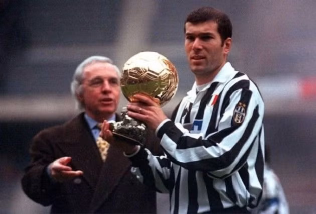 Zidane đã ghi hai bàn thắng trong trận Chung kết lịch sử với Brazil năm 1998 và giúp ĐT Pháp vô địch World Cup 1998. Ngoài các cầu thủ Brazil, Zidane là người duy nhất đến nay ẵm Quả bóng vàng, Champions League và cả World Cup.