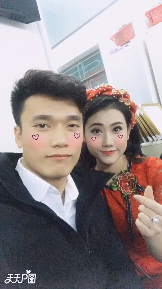 Mới đây trên trang cá nhân của mình, Huyền Thương đã đăng tải những bức ảnh chụp chung với thủ môn Bùi Tiến Dũng trong chương trình được tổ chức tại Đài truyền hình tỉnh Thanh Hóa.