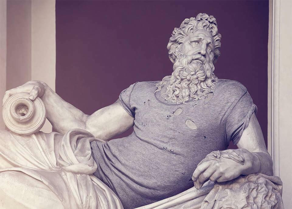 Bên cạnh những lời khen về sự sáng tạo của dân mạng, phần còn lại cũng cho rằng, mặc quần áo thế này mất hết giá trị nghệ thuật của các bức tượng.