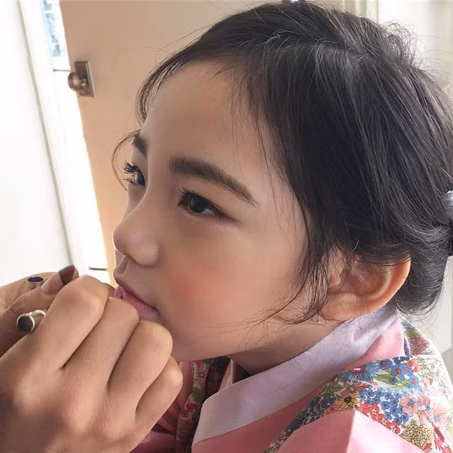 Theo nhiều cư dân mạng nhận xét, Eun Cha sở hữu đầy đủ những nét đẹp thuần khiết, đường nét hài hòa, đôi chân mày đậm ngang, đôi mắt to tròn, đôi môi hồng chúm chím và làn da trắng.