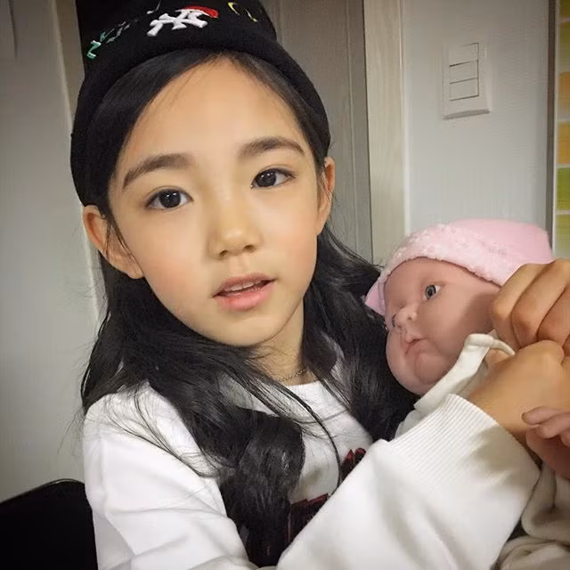 Thậm chí, nhiều người còn không tiếc lời ca ngợi cô bé rằng: "Dễ thương quá đi thôi", "tiểu thần tiên Hàn Quốc" hay "Đúng là xinh từ bé, nhìn không muốn rời mắt luôn".