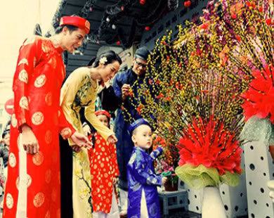 Người Việt có tục hái lộc từ ngàn xưa. Vào thời điểm sau khi giao thừa, người ta thường đi chùa hái một cành lộc nhỏ với ý nghĩa tượng trưng là mang lộc chồi, mang sự sinh sôi nảy nở về nhà.