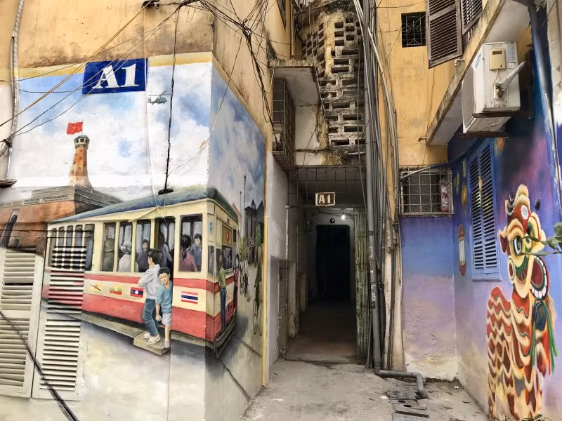 Đặc biệt, không chỉ mang đến những màu sắc tươi sáng, chủ đề của những bức bích họa tại khu tập thể Phụ nữ Trung ương còn hướng rất nhiều đến lịch sử như tàu điện leng keng, thiếu nữ mặc áo dài, bảng thông báo ở khu tập thể cũ, hình ảnh sông Tô Lịch, cột cờ Hà Nội.