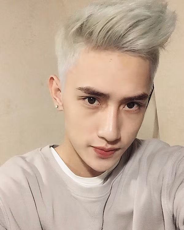 Khắp các diễn đàn, 'cơn bão like' dành cho anh chàng sinh viên Đại học Y Hà Nội này vì khuôn mặt siêu đẹp trai. Không những thế, anh chàng còn nhận được rất nhiều lời mời làm mẫu bởi thần thái và thân hình đúng chuẩn soái ca.