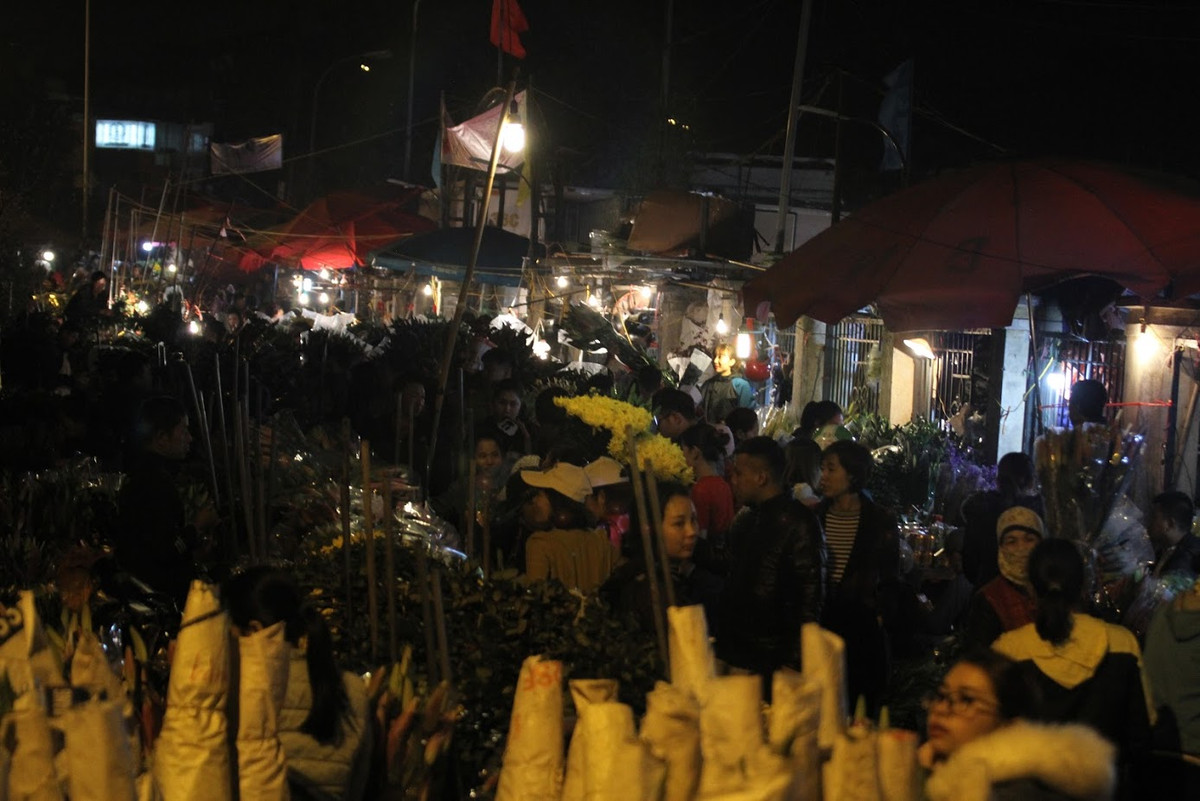 Có mặt tại chợ hoa Quảng Bá vào 2h sáng ngày 29 Tết, anh Minh Quang (43 tuổi, Hà Nội) chia sẻ: "Gia đình tôi năm nào cũng giữ truyền thống đi chợ hoa trước Tết. Tới đây, gia đình tôi vừa được mua hoa với giá khá rẻ thì còn được ngắm hoa".
