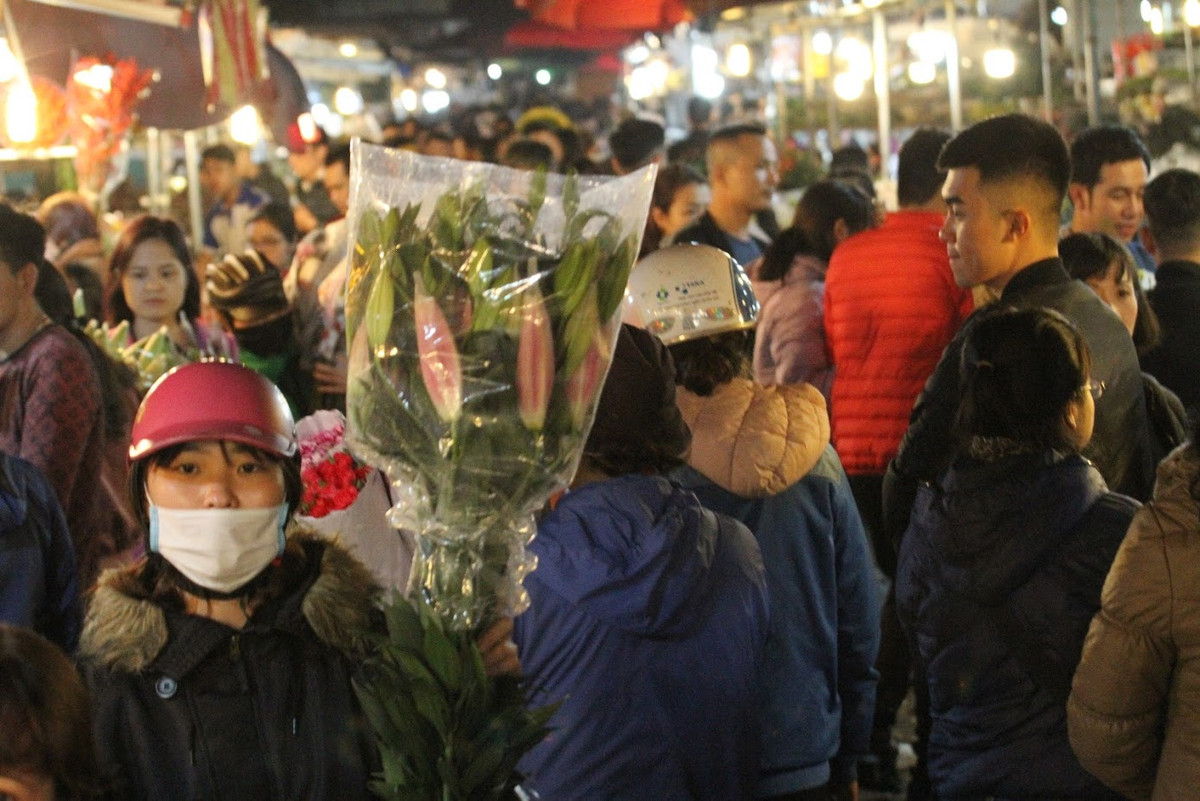Dòng người đông đúc mua và ngắm hoa tại chợ hoa Quảng Bá rạng sáng ngày 30 Tết.