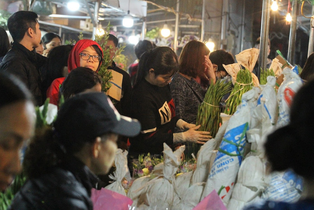 Chợ hoa Quảng Bá thường họp vào 11h đêm và kết thúc khi trời vừa rạng sáng. Vào những ngày Tết, hàng vạn tấn hoa từ khắp mọi nơi được đổ về khu chợ này rồi từ đây đi đến khắp các chợ nhỏ trong các quận, huyện tại Hà Nội.