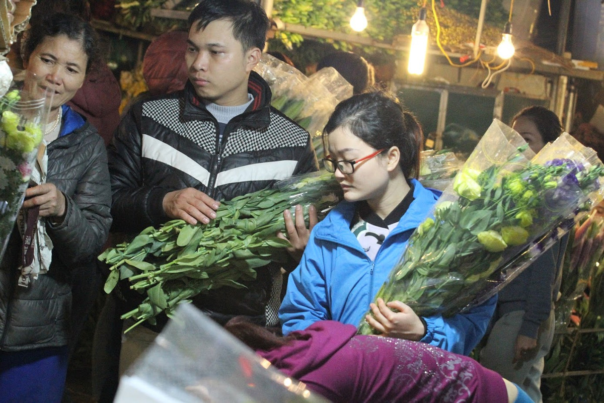 Đúng như lời anh Quang chia sẻ thì ngoài những người tới khu chợ hoa Quảng Bá với mục đích mua hoa thì còn có rất nhiều người đi ngắm hoa. Chính vì vậy, nó tạo nên khung cảnh khá tấp nập dù trời đã về khuya.