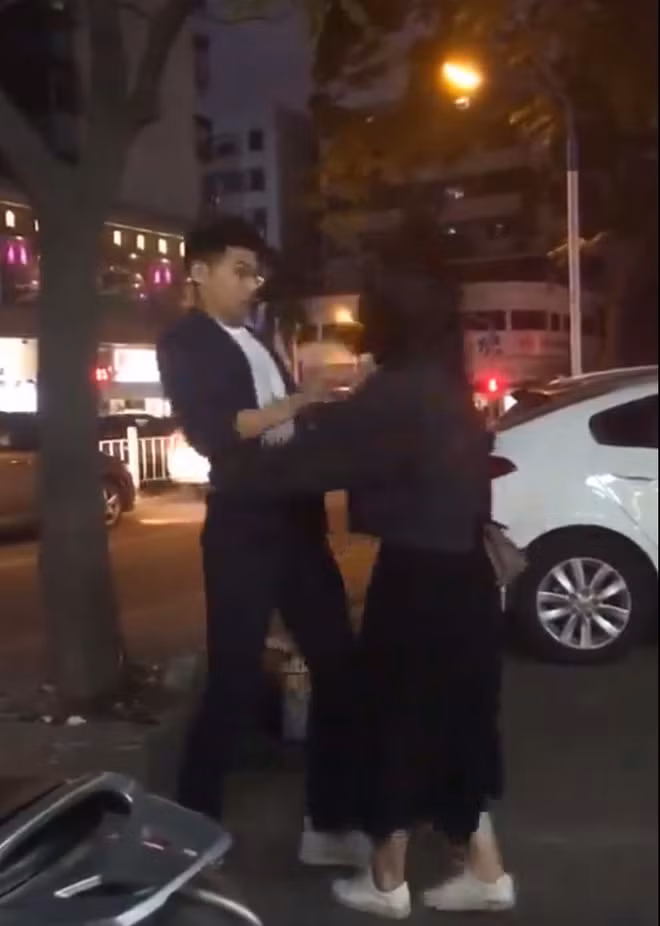 Để thực hiện trào lưu vòng tay ôm kiếm gấu, bạn chỉ cần yêu cầu đối tượng muốn hướng đến đưa hai tay ra và tạo thành hình vòng tròn trước mặt. Sau đó, hành động bất ngờ, quan trọng nhất chính là bạn phải ngay lập tức cúi người xuống, chui vào vòng tròn đối phương vừa tạo ra.