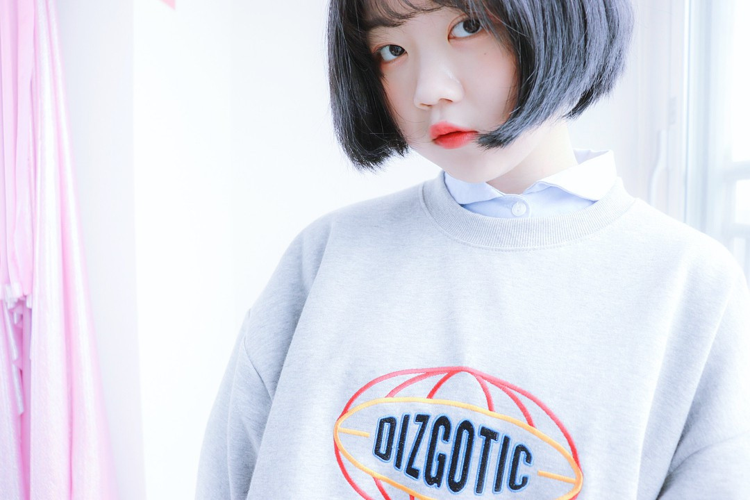 Yunji sở hữu gương mặt tròn theo đúng chữ tròn và một mái tóc ngắn, đen tuyền ôm lấy gương mặt. Kiểu tóc này càng tôn lên nét trẻ con bất chấp tuổi tác của Yunji.