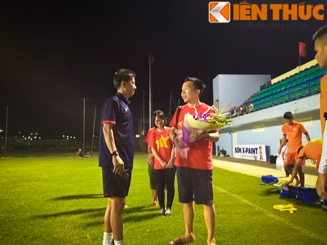 Trước khi buổi tập diễn ra, đại diện hội CĐV VFS tại phía Bắc anh Hồ Hải Hoàng đã tặng hoa và có cuộc trao đổi ngắn với HLV trưởng của U19 Việt Nam là Hoàng Tuấn Anh.