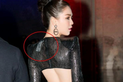 Bên cạnh đó, lỗi trang phục ở bộ trang phục của Ngọc Trinh đó là chiếc váy xuyên thấu chưa được cắt phần tag.