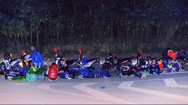Loạt ảnh dân phượt ngủ vạ vật trên đường từng gây ra khá nhiều tranh cãi về độ an toàn, không chỉ của các phượt thủ mà còn của những người tham gia giao thông.